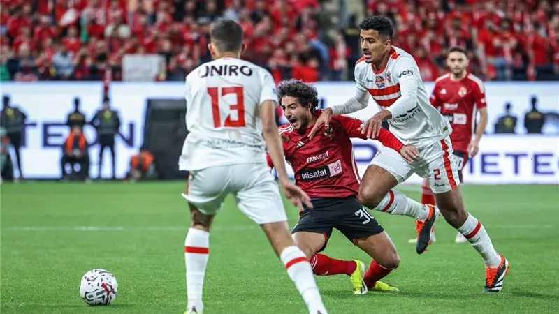أزمة مباراة القمة تشتعل.. الزمالك يهدد بالانسحاب والأهلي يطالب بالإعادة