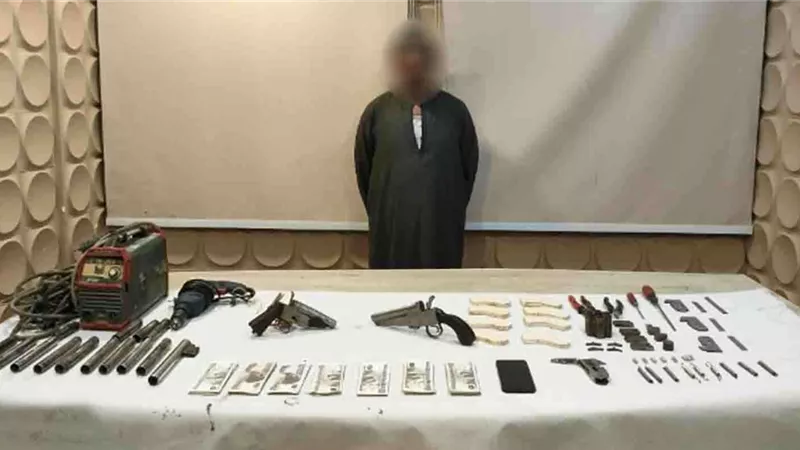 ضبط متهم حول منزله إلى ورشة لتصنيع الأسلحة النارية بمدينة بدر