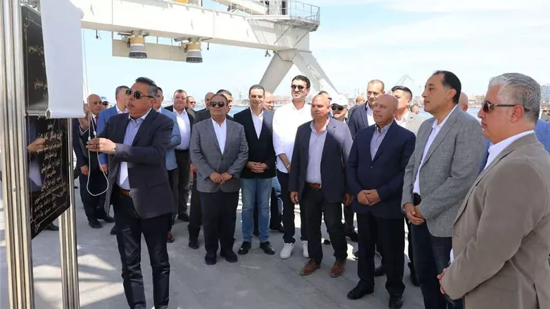 رئيس الوزراء يفتتح 