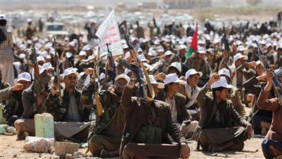 مستشار الإعلام اليمنية: فرار أعداد كبيرة من الحوثيين المتواجدين بالمخا وريف تعز