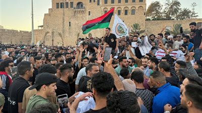 بسبب أزمة الكهرباء.. احتجاجات واضطرابات ميدانية تشهدها العاصمة الليبية طرابلس 