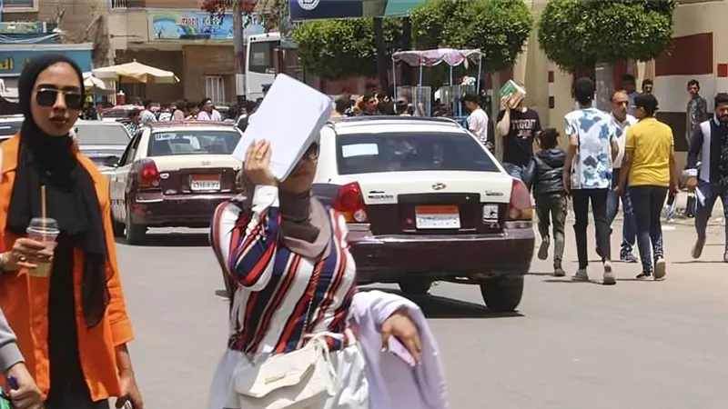 حالة الطقس اليوم الخميس.. أجواء حارة نهارًا وشبورة صباحية ورياح نشطة تثير الأتربة