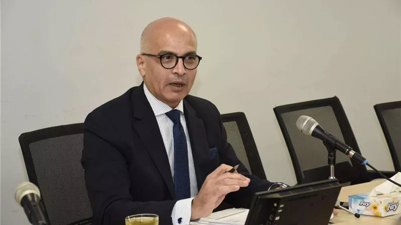 رئيس جامعة عين شمس يناقش تطوير اللوائح الداخلية للكليات
