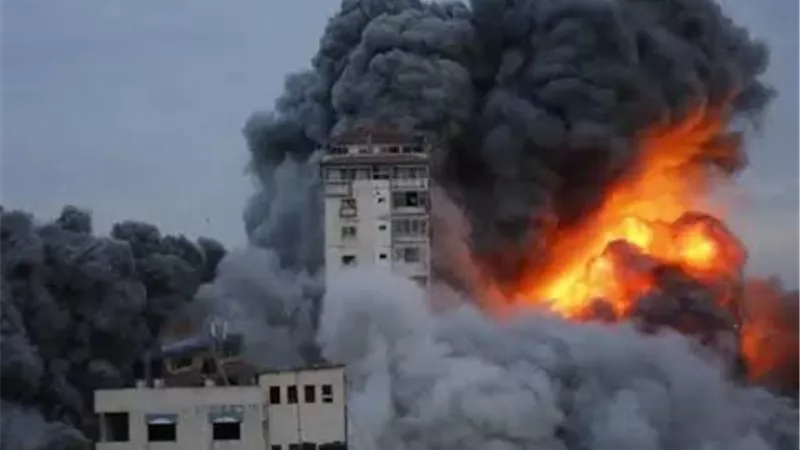 غارة على غزة تحول مدرسة إلى ركام وتسقط عشرات الشهداء بينهم أطفال