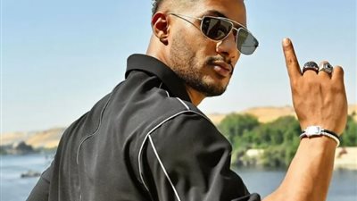 «حافظ أغانيه بالكلمة».. محمد رمضان يكافئ طالبًا بـ50 ألف جنيه