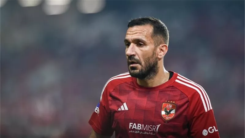 نجم الأهلي السابق أبرز المرشحين لتعويض رحيل علي معلول