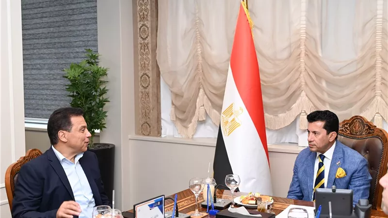 وزير الرياضة يستقبل الرياضيين العائدين من ليبيا بالعاصمة الإدارية