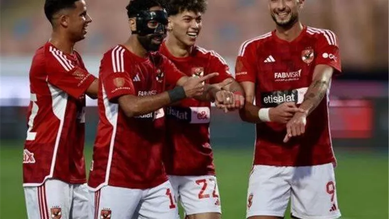 المارد الأحمر بين الكبار.. ترتيب النادي الأهلي وسط عملاقة كرة القدم