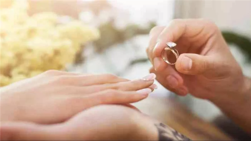الأزهر: الشبكة هدية وليست من المهر وتحذير من تحويل الزواج لصفقة