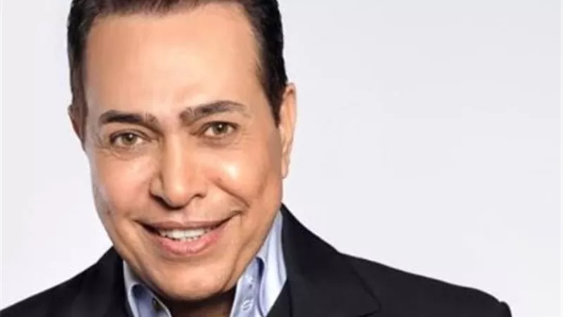 حكيم يوجه رسالة حب من الأهرامات: «المتحف المصري الكبير في انتظاركم»