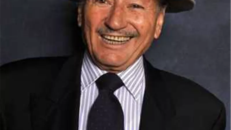 رائد السينما الثورية وصاحب السعفة الذهبية.. وفاة المخرج الجزائري محمد لخضر حمينة