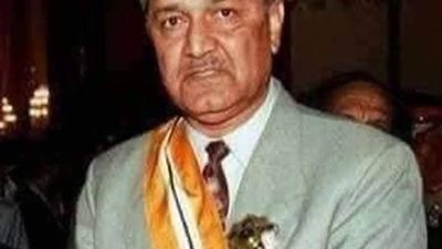 من هو الدكتور عبد القدير خان أبو القنبلة النووية الباكستانية؟