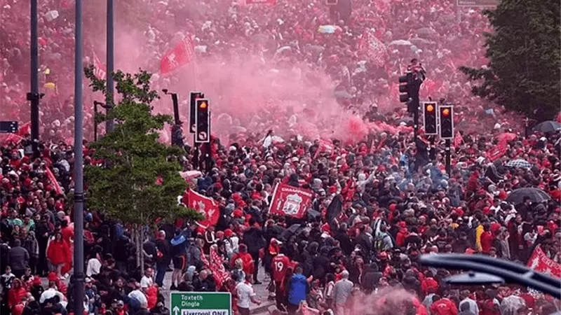 احتفالا بالتتويج بالدوري.. ليفربول يجوب المدينة بحافلة مكشوفة