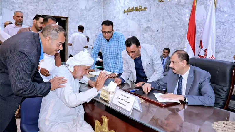 محافظ سوهاج يعقد لقاءً جماهيريًا ويسلم عددًا من الكراسي لذوي الإعاقة