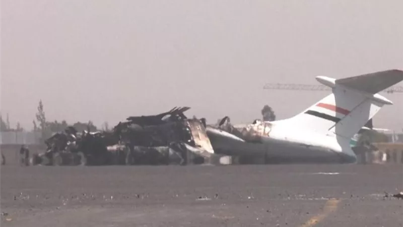 الجيش الإسرائيلي يضرب مطار صنعاء الدولي ويؤكد: دمرنا آخر طائرة فيه