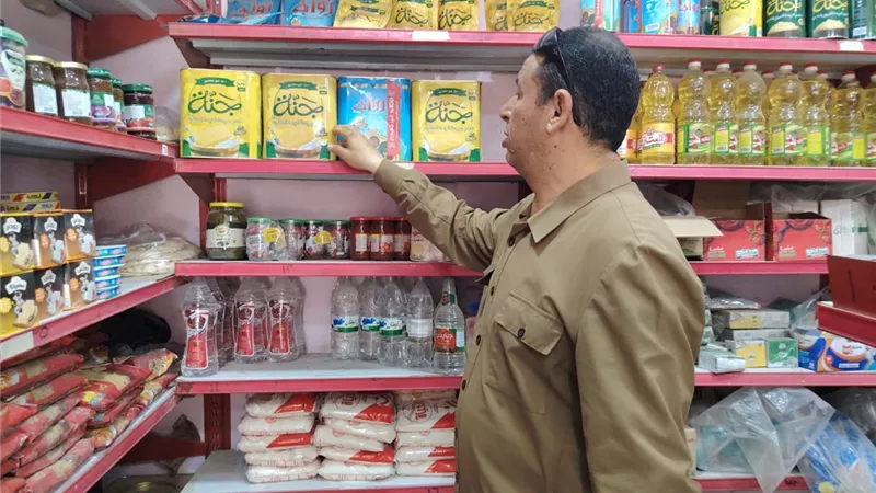 ضبط أسمدة مهربة وسلعًا مجهولة المصدر في أسواق كفر الشيخ