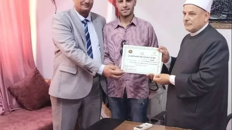 وكيل أوقاف كفر الشيخ يسلم شهادة تخرج لأحد خريجي المركز الثقافي