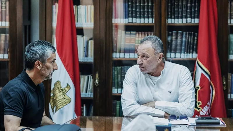 لتحديد الاختصاصات.. الخطيب يجتمع مع الجهاز الفني الجديد للأهلي 