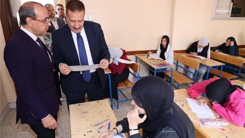 محافظ المنوفية يتفقد بعض لجان امتحانات الشهادة الإعدادية (صور)