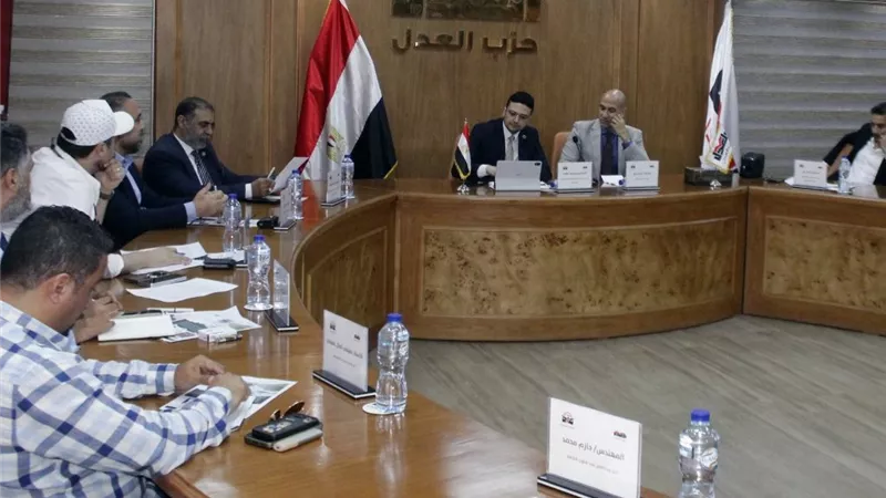 «العدل» ينظم مائدة مستديرة حول مستقبل السيارات الكهربائية في مصر