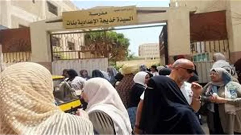 امتحانات الشهادة الإعدادية 2025.. مستوى مناسب وسط تحديات الغش الإلكتروني