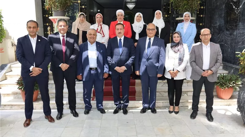محافظ المنوفية يلتقى وفد الحملة القومية للكشف المبكر عن الأورام السرطانية (صور)
