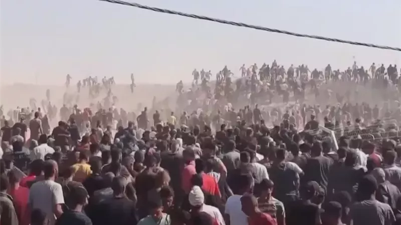 توزيع مساعدات 