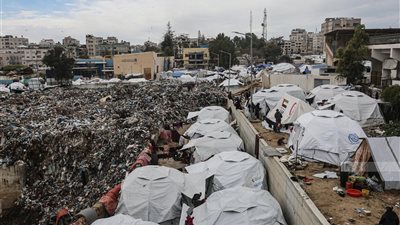 غزه تحت حصار النفايات.. تراكم 250 ألف طن يُهدد بكارثة إنسانية
