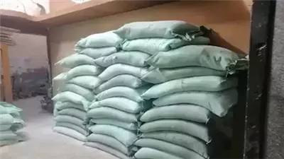 قبل بيعها بالسوق السوداء.. شرطة التموين تضبط 9 أطنان دقيق مدعم 