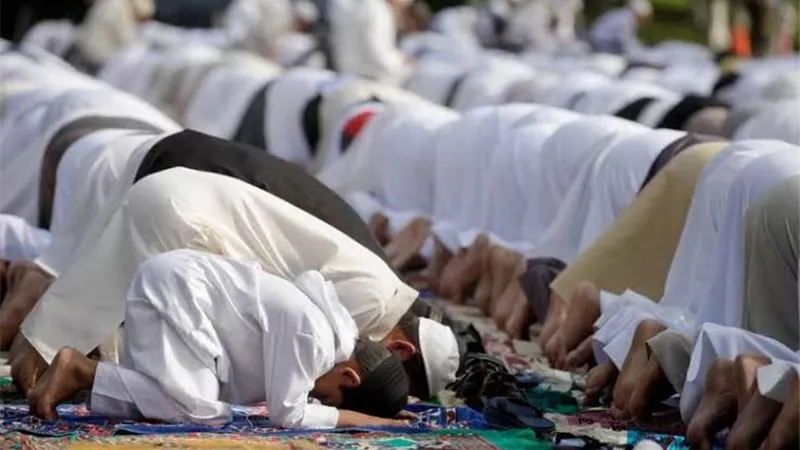 عيد وجمعة في يوم واحد.. هل تسقط الجمعة أم تبقى فريضة؟