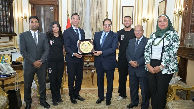 اللقاء 
