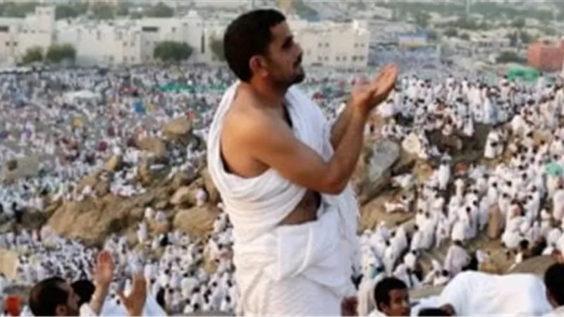 أجواء روحانية.. الحجاج يؤدون دعاء يوم عرفة على جبل الرحمة 