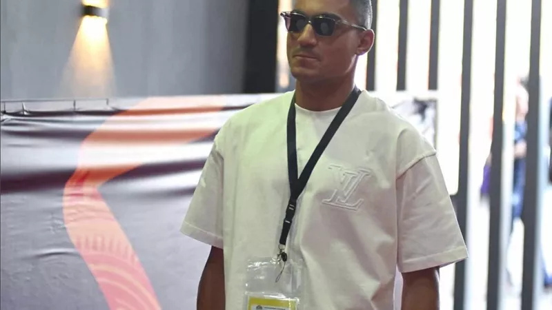مصطفى محمد يصل استاد القاهرة لمؤازرة الزمالك أمام بيراميدز بنهائي كأس مصر