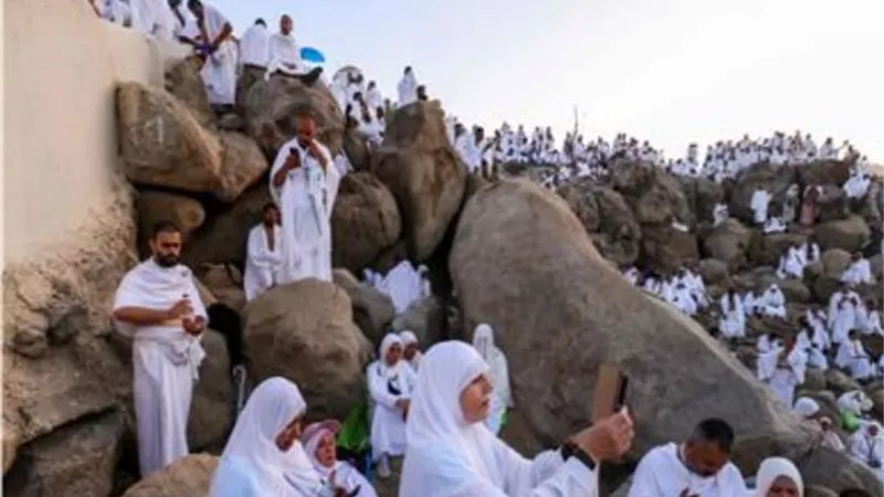 الحجاج يؤدون المناسك.. ووزارة الصحة تحذرهم من التعرض لأشعة الشمس 