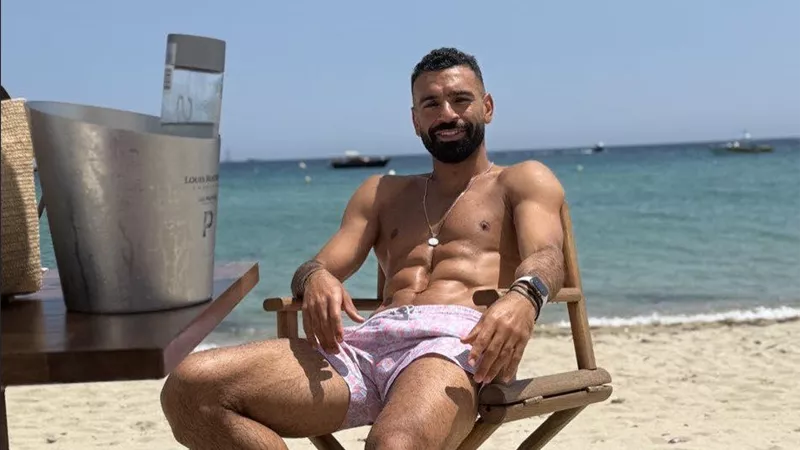 بعيدًا عن الأضوء والشهرة.. محمد صلاح يقضي إجازته الصيفية بالغردقة برفقة عائلته