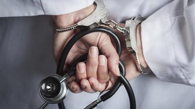  الحكم على طبيب متهم بالتسبب في وفاة سيدة بعد عملية تكميم بمستشفى خاص بمدينة نصر .. بعد قليل