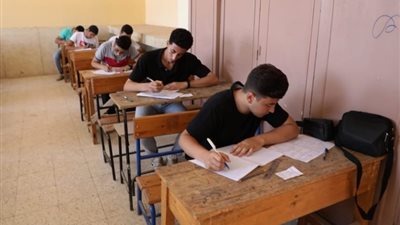 طلاب الثانوية العامة بالنظام القديم يؤدون امتحان اللغة الأجنبية الثانية وسط انضباط في اللجان