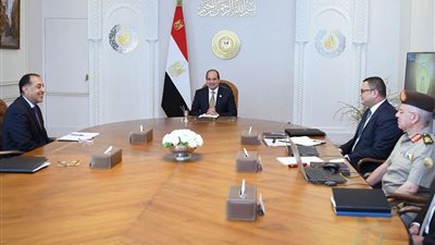 السيسي يوجه بالإسراع في تنفيذ مشروعات حياة كريمة.. وتطوير الساحل الشمالي