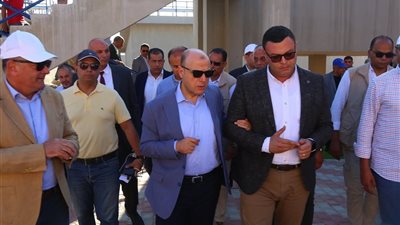 وزير الإسكان ومحافظ كفر الشيخ يتفقدان محطة معالجة الصرف الصحي بقرية قمسيون