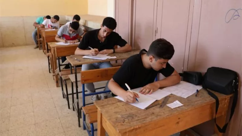 طلاب الثانوية العامة بالنظام القديم يؤدون امتحان اللغة الأجنبية الثانية وسط انضباط في اللجان