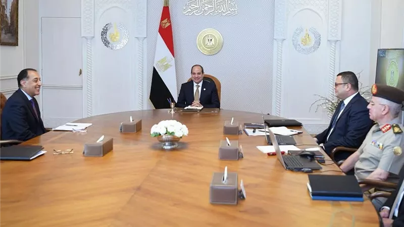 السيسي يوجه بالإسراع في تنفيذ مشروعات حياة كريمة.. وتطوير الساحل الشمالي