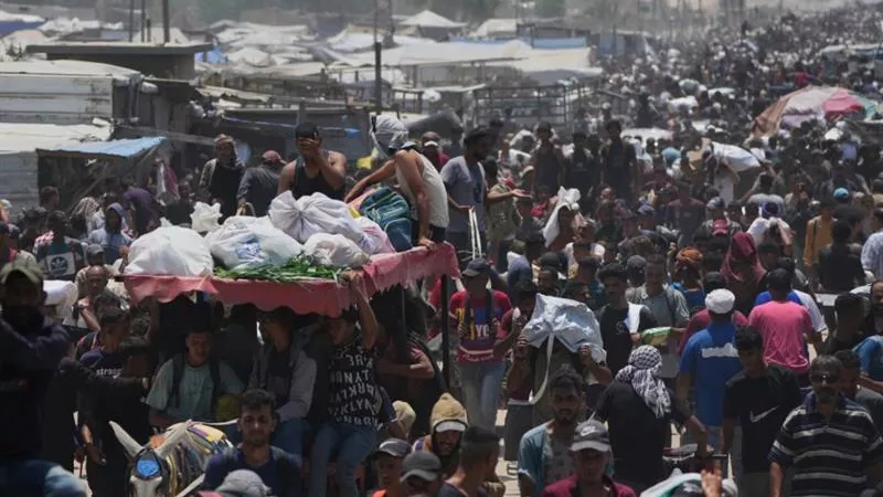 استشهاد 65 فلسطينيًا في مذبحة إسرائيلية بمركز إغاثة في غزة