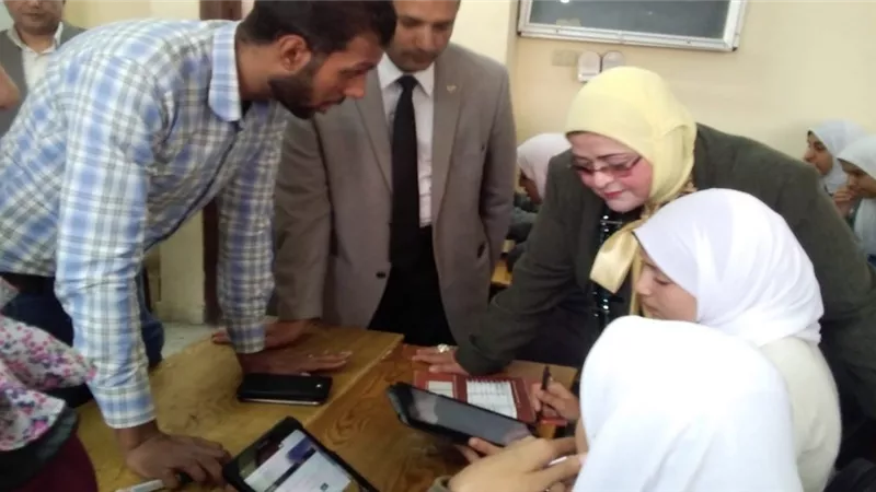 ورد وشوكولاتة قدام اللجان.. الفيوم تبتكر في دعم طلاب الثانوية العامة