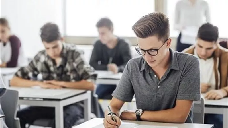  امتحانات الثانوية العامة 2025 تنطلق غدًا.. جدول المواد ونصائح مهمة للطلاب