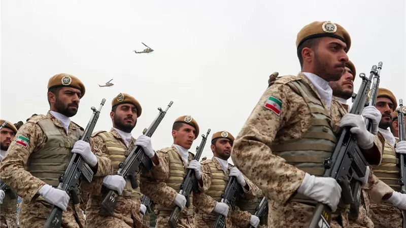 في ذكرى الثورة.. الجيش الإيراني يتوعد المعتدين برد ساحق ويجدد عهد الفداء