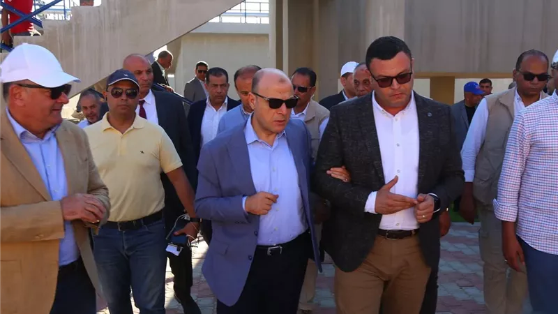وزير الإسكان ومحافظ كفر الشيخ يتفقدان محطة معالجة الصرف الصحي بقرية قمسيون