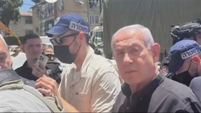 «حسرة الدمار بعينيه».. نتنياهو يتفقد موقع سقوط الصواريخ الإيرانية في بات يام
