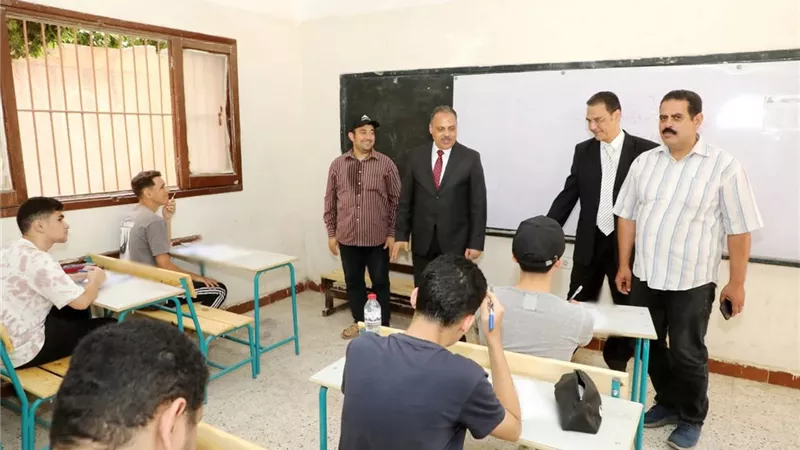 محافظ الشرقية يتفقد لجان امتحانات الثانوية العامة بمدرسة الناصرية الإعدادية
