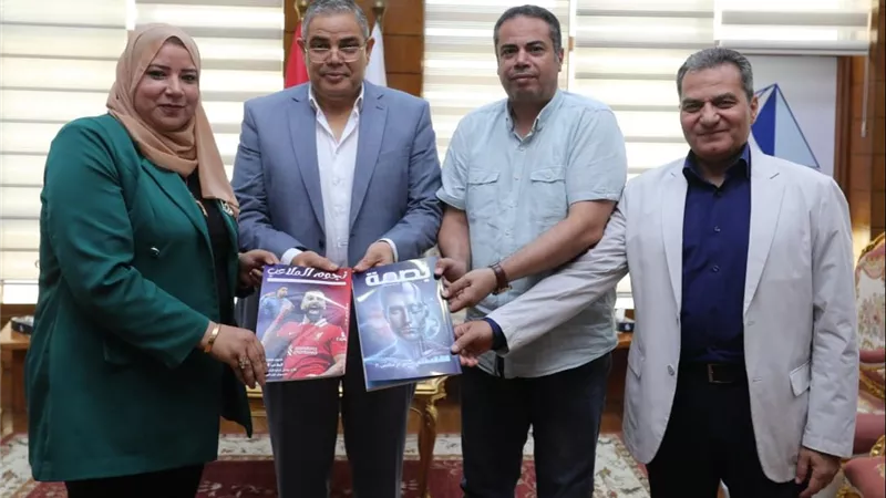 رئيس جامعة كفر الشيخ يتسلم مشروعات تخرج طلاب الصحافة بكلية الآداب