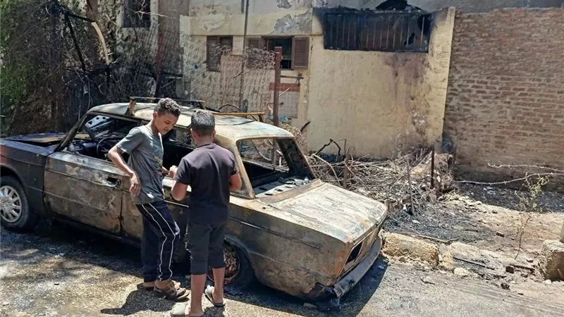 حريق مفاجئ يلتهم سيارة ويمتد لأسطح العمارات.. قصة كارثة بالأقصر (صور)